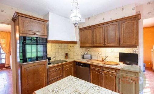 House 6 Room(s) 4 Bedroom(s) 210 M²