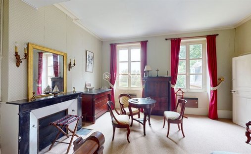 Château 3800 M² Sur Terrain 22ha