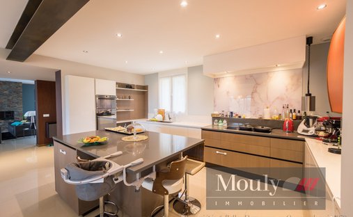 An Urban Chateau Dating Back To 1930 With An Outhouse, A Swimming Pool And Tree Dotted Grounds