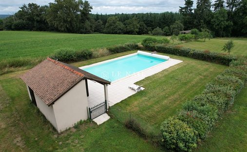 Château 3800 M² Sur Terrain 22ha