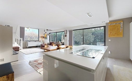 Castle for Sale in Saint-Julien-en-Genevois, Auvergne-Rhône-Alpes, France