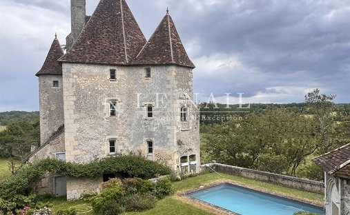 19th C. Property With Lake And Guest Houses