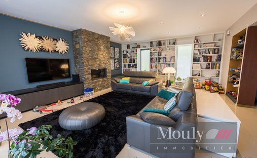 An Urban Chateau Dating Back To 1930 With An Outhouse, A Swimming Pool And Tree Dotted Grounds