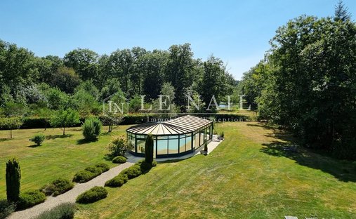 17th Century Castle And Its Outbuildings On Approximately 10 Hectares