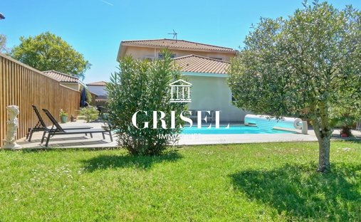 Castle for Sale in Mérignac, Nouvelle-Aquitaine, France