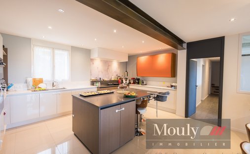 An Urban Chateau Dating Back To 1930 With An Outhouse, A Swimming Pool And Tree Dotted Grounds