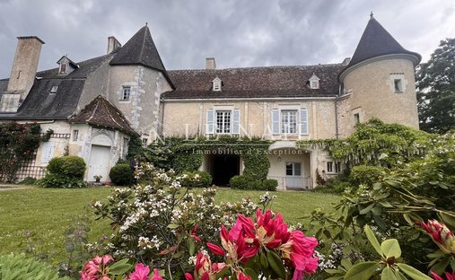 19th C. Property With Lake And Guest Houses