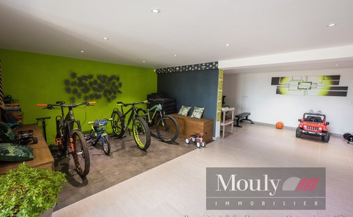 An Urban Chateau Dating Back To 1930 With An Outhouse, A Swimming Pool And Tree Dotted Grounds