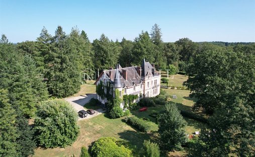 17th Century Castle And Its Outbuildings On Approximately 10 Hectares