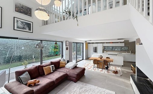 Castle for Sale in Saint-Julien-en-Genevois, Auvergne-Rhône-Alpes, France