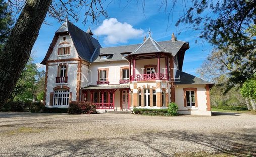 17th Century Castle And Its Outbuildings On Approximately 10 Hectares