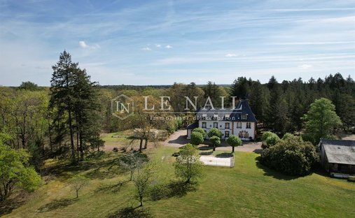 17th Century Castle And Its Outbuildings On Approximately 10 Hectares