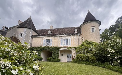 19th C. Property With Lake And Guest Houses