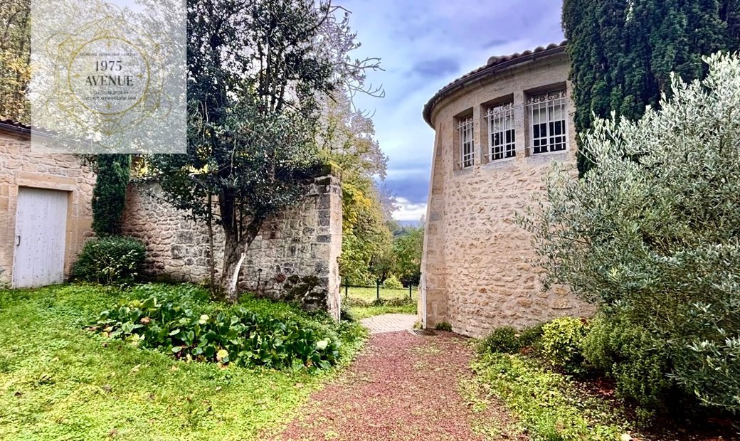 A 13th And 17th Century Castle And Its Outbuildings, In The Heart Of Its Vineyard, 15 Minutes From B