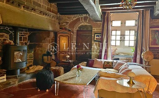 Sale Of A Castle In Guingamp, 693m² 26 Rooms €1,659,000 Côtes D'armor