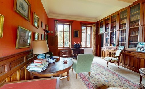 Château 3800 M² Sur Terrain 22ha