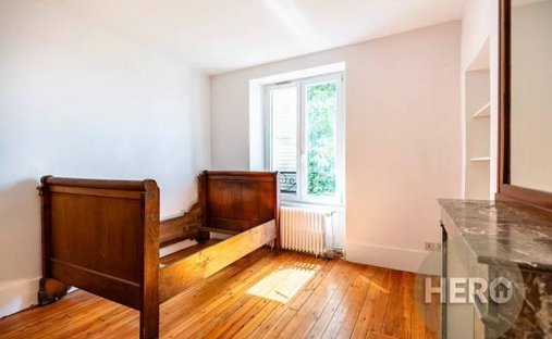 House 6 Room(s) 4 Bedroom(s) 210 M²