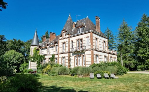 17th Century Castle And Its Outbuildings On Approximately 10 Hectares