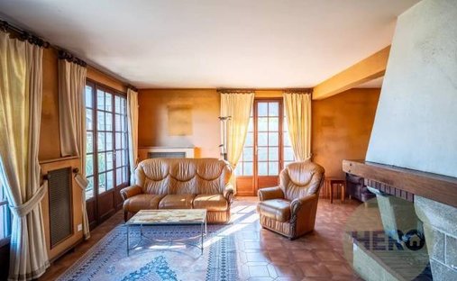 House 6 Room(s) 4 Bedroom(s) 210 M²