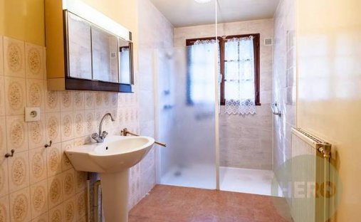 House 6 Room(s) 4 Bedroom(s) 210 M²