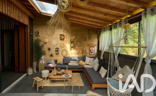 Castle for Sale in Clermont-Ferrand, Auvergne-Rhône-Alpes, France