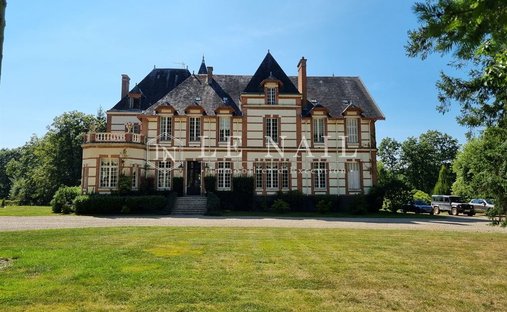 17th Century Castle And Its Outbuildings On Approximately 10 Hectares