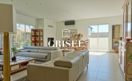 Castle for Sale in Mérignac, Nouvelle-Aquitaine, France