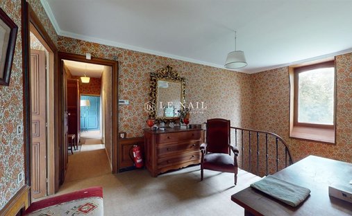 Château 3800 M² Sur Terrain 22ha