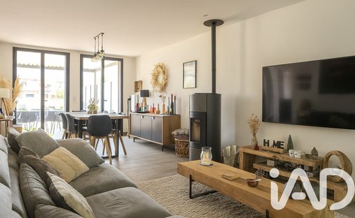 Castle for Sale in Clermont-Ferrand, Auvergne-Rhône-Alpes, France