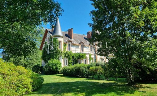 17th Century Castle And Its Outbuildings On Approximately 10 Hectares