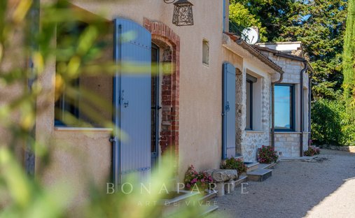 Off Market Classified 17th Century Castle With 15 Ha Estate In The Luberon