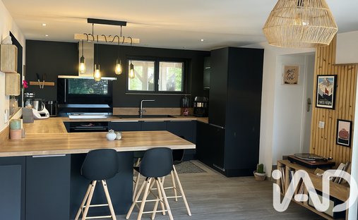 Castle for Sale in Clermont-Ferrand, Auvergne-Rhône-Alpes, France