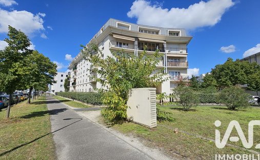 A 19th Century Hotel Château, Restaurant And Outbuilding In Two Hectares Of Grounds Near