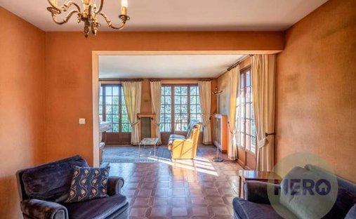 House 6 Room(s) 4 Bedroom(s) 210 M²