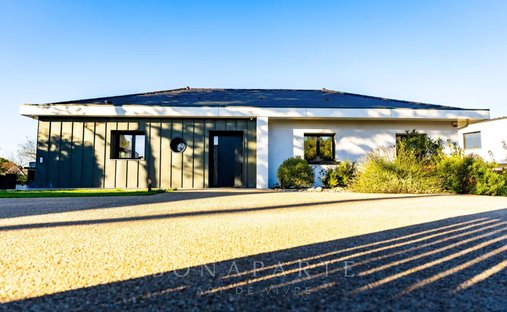 1h30 From Paris By Tgv – An Exceptional Listed 16th/18th/19th Century Chateau With Annexes And A Swi