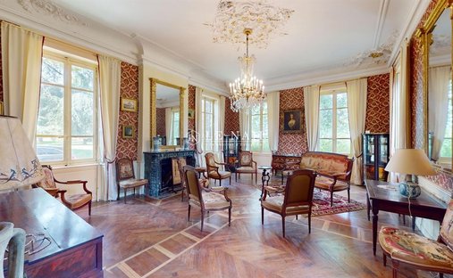Château 3800 M² Sur Terrain 22ha
