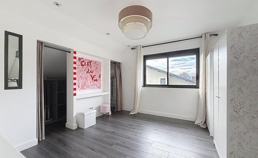 Castle for Sale in Saint-Julien-en-Genevois, Auvergne-Rhône-Alpes, France