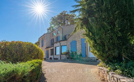 Off Market Classified 17th Century Castle With 15 Ha Estate In The Luberon