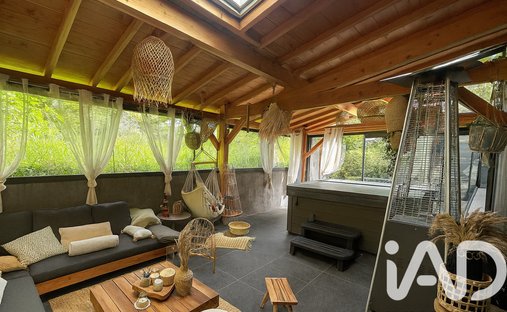 Castle for Sale in Clermont-Ferrand, Auvergne-Rhône-Alpes, France