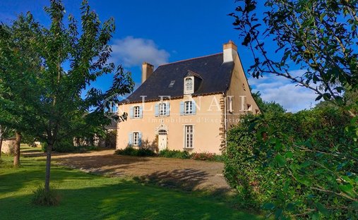 A Chateau From The 17th And 18th Centuries, Listed As A Regional Historical Monument, On