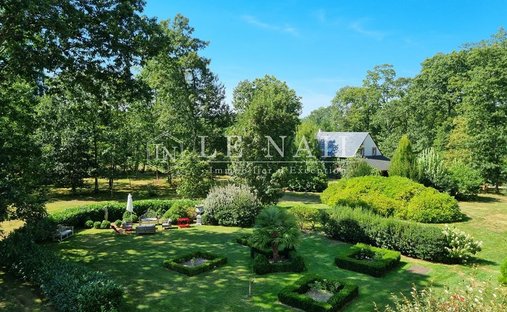 17th Century Castle And Its Outbuildings On Approximately 10 Hectares