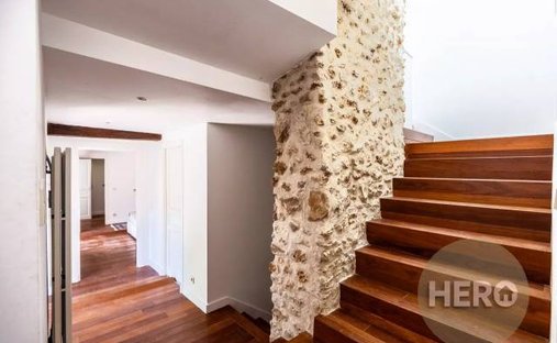 House 6 Room(s) 4 Bedroom(s) 210 M²