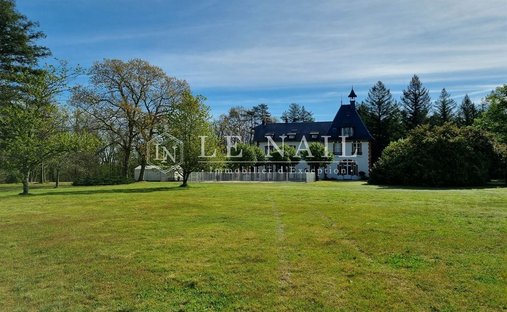 17th Century Castle And Its Outbuildings On Approximately 10 Hectares