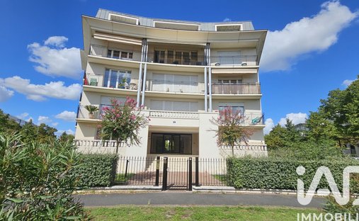 A 19th Century Hotel Château, Restaurant And Outbuilding In Two Hectares Of Grounds Near