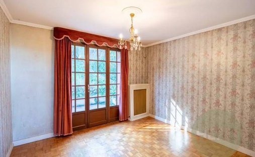 House 6 Room(s) 4 Bedroom(s) 210 M²