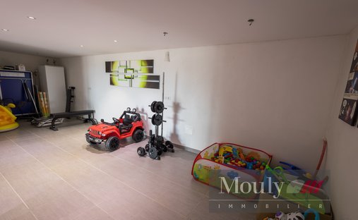 An Urban Chateau Dating Back To 1930 With An Outhouse, A Swimming Pool And Tree Dotted Grounds