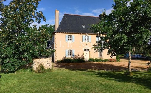 A Chateau From The 17th And 18th Centuries, Listed As A Regional Historical Monument, On
