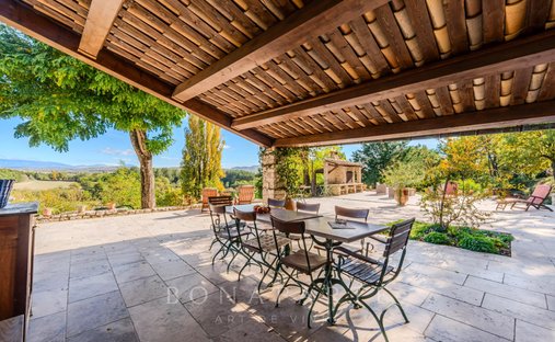 Off Market Classified 17th Century Castle With 15 Ha Estate In The Luberon