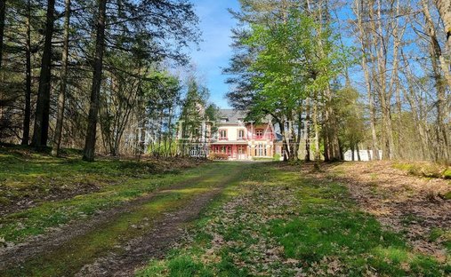 17th Century Castle And Its Outbuildings On Approximately 10 Hectares