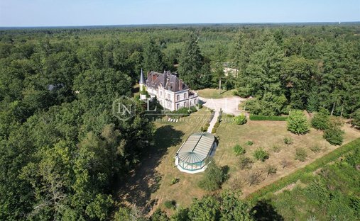 17th Century Castle And Its Outbuildings On Approximately 10 Hectares